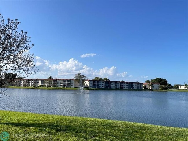 Building Photo - 9423 S Hollybrook Lake Dr