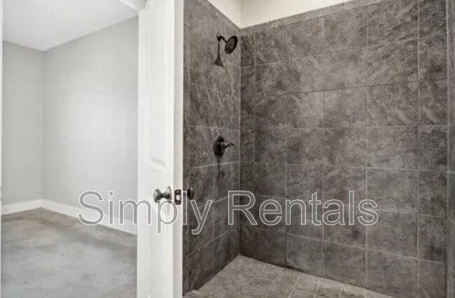 Building Photo - 703 Maple St