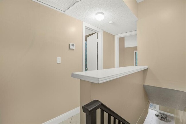 Building Photo - 6111 SW 42nd Ct