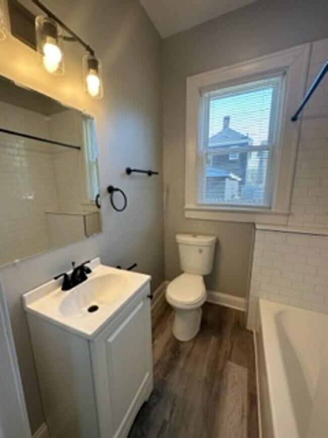 Building Photo - 2 Bedroom Home with Fenced in Backyard!