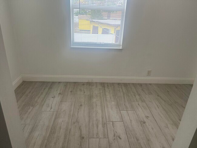 Building Photo - 407 S Lakeside Dr