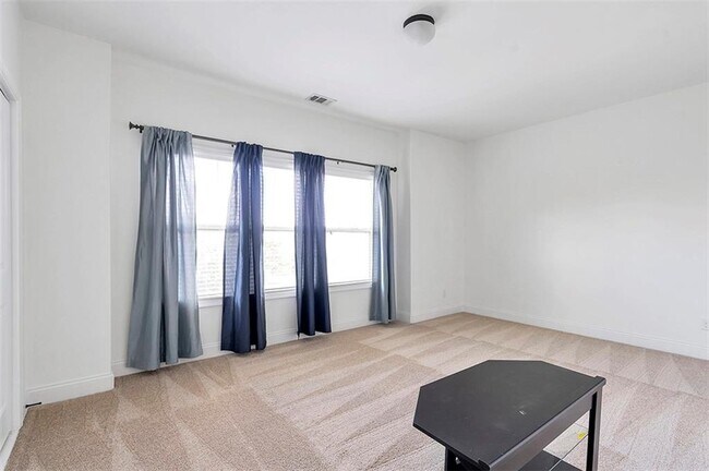 Building Photo - 2635 Azalea Bluff Dr