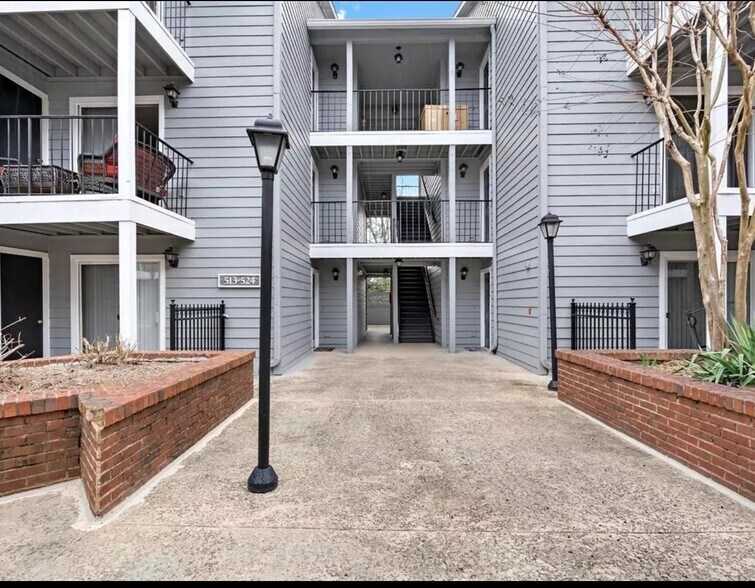 Courtyard - 515 Granville Ct
