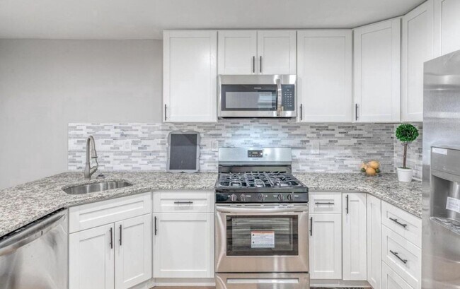 Building Photo - Luxurious 4-Bed/2-Bath Townhome in Cecil B. Moore! Available NOW!