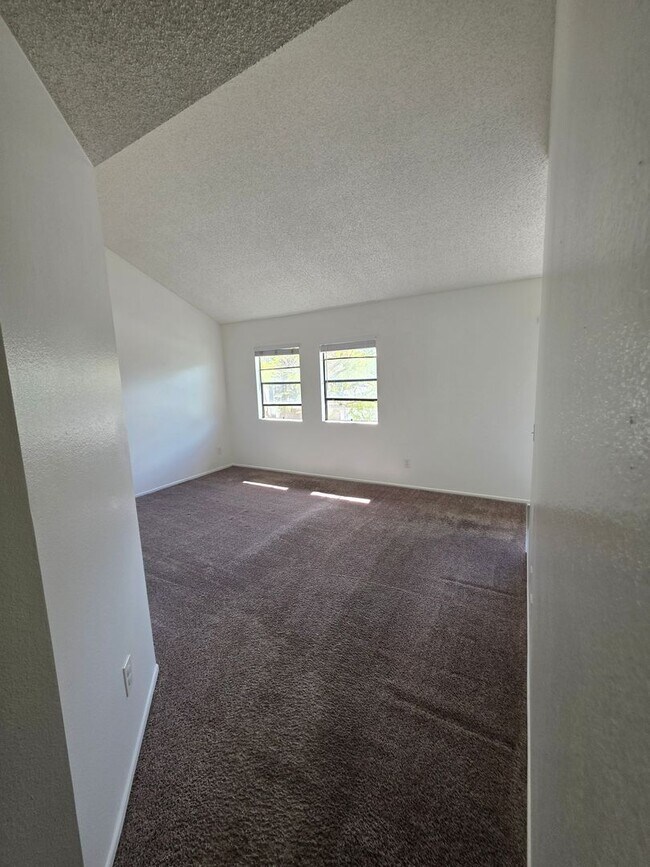 Building Photo - Newly Renovated 2 bedroom 2 bathroom Home in Costa Mesa