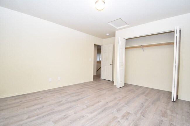 Building Photo - Beautiful 4 bedroom, 3 bathroom unit with attached garage!
