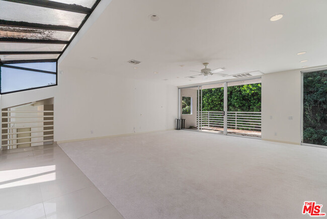 Building Photo - 811 N Hillcrest Rd