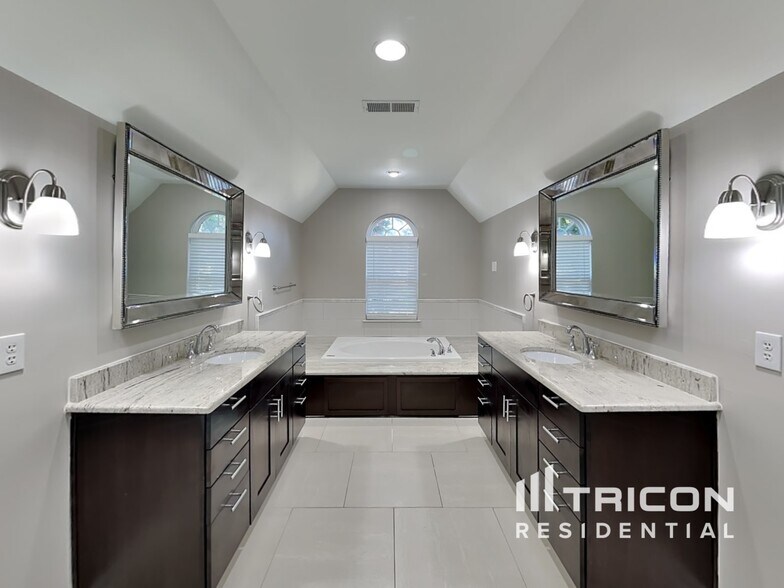 Building Photo - 15510 Robsart Ct