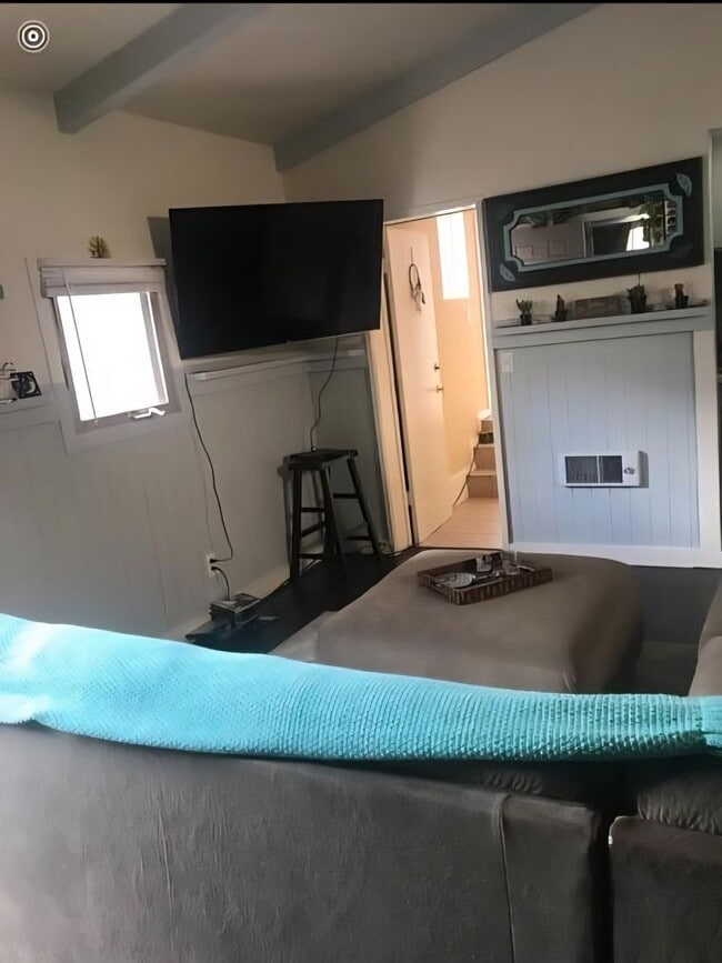 Building Photo - 723