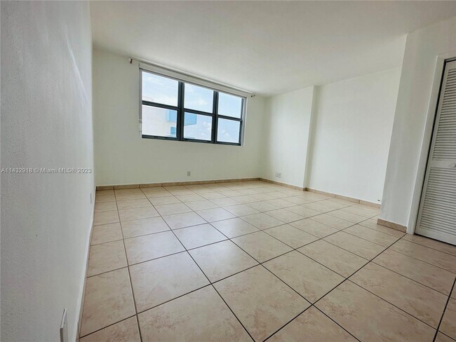 Building Photo - 9225 Collins Ave