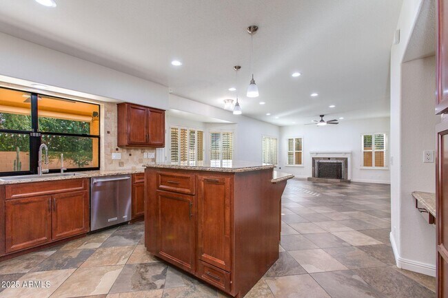 Building Photo - 5513 E Grovers Ave