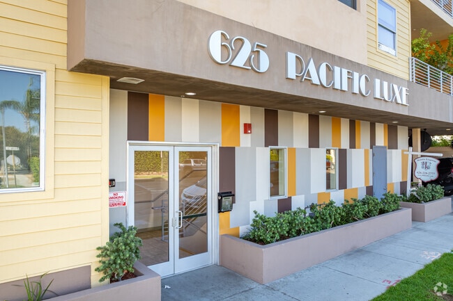 Entrance - Pacific Luxe