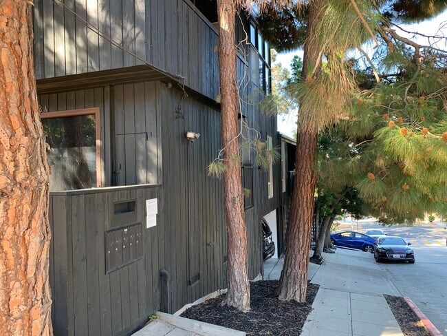Building Photo - 2428 Beverley Ave