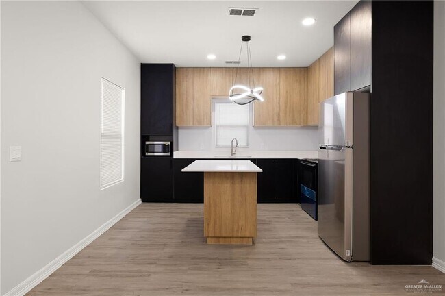 Building Photo - 18 Larkspur Ave