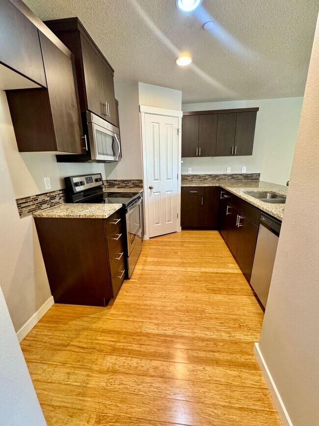 Building Photo - Ask about free rent... Nearly New, wonderf...