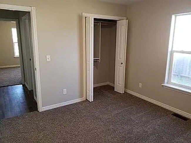Building Photo - 3-bed, 2-bath, 2-car garage, Vinyl Fenced Back Yard, 1514 Sq Ft.