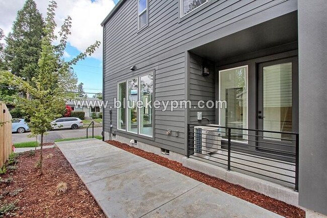 Building Photo - $2050! 2 Bed, 2.5 Bath Townhome in Arbor L...