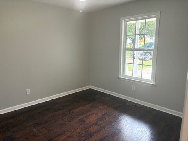 Building Photo - LaVergne-3BR/2BA-1250 SF