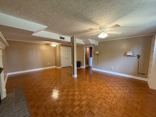 Building Photo - 3-4 bedroom 2 bath split foyer for rent