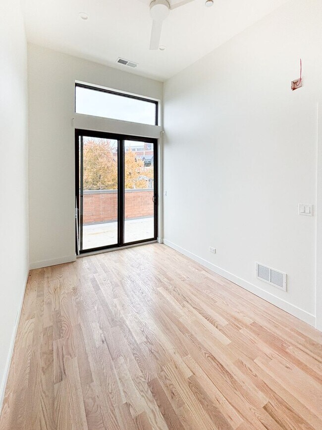 Building Photo - Spectacular 3 Bed/3 Bath Penthouse Apartment in prime Lincoln Park Location. Semi-Private Elevato...