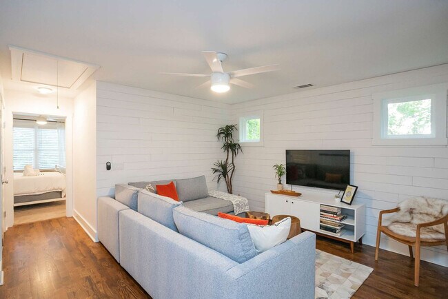 Building Photo - 559 Veritas St