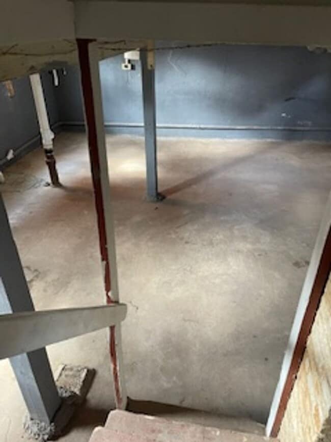 Building Photo - Charming, remodeled 2 bedroom in the blue district of Kansas City!