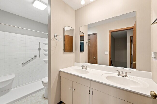 Building Photo - 15 Brittany Ln