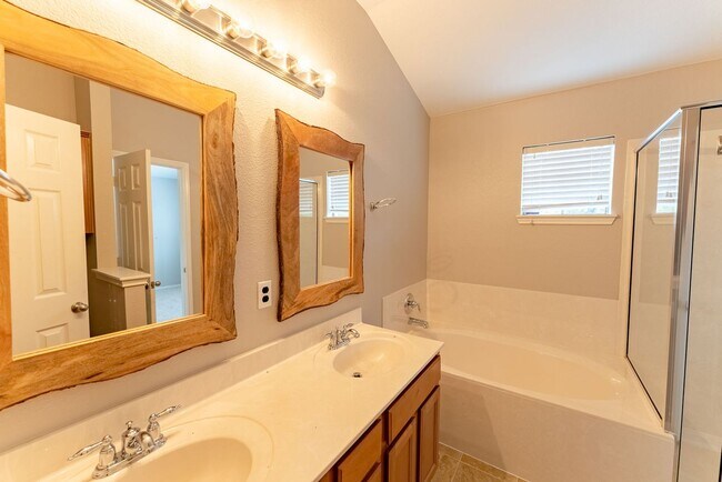 Building Photo - Stunning North-Austin  2/2.5 Home
