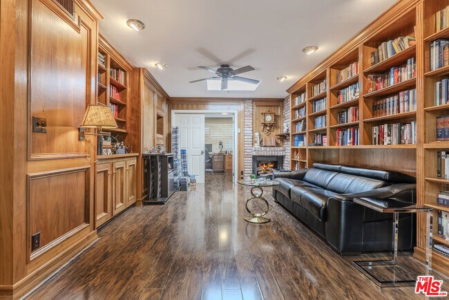 Building Photo - 2637 Angelo Dr