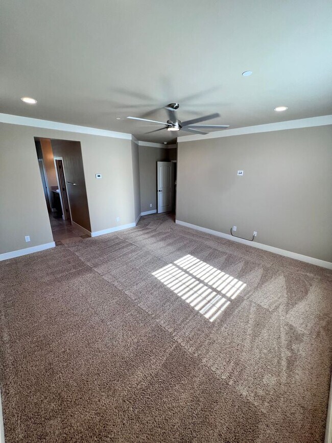 Building Photo - Stunning 3 Bedroom, 2.5 Bath Single Family Home, Gated Community, Beautiful Inside & Out!
