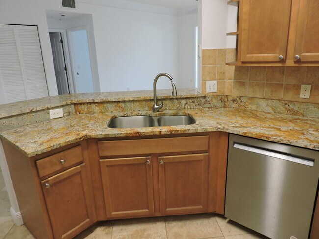 Building Photo - 730.5 Myrtlewood Cir W