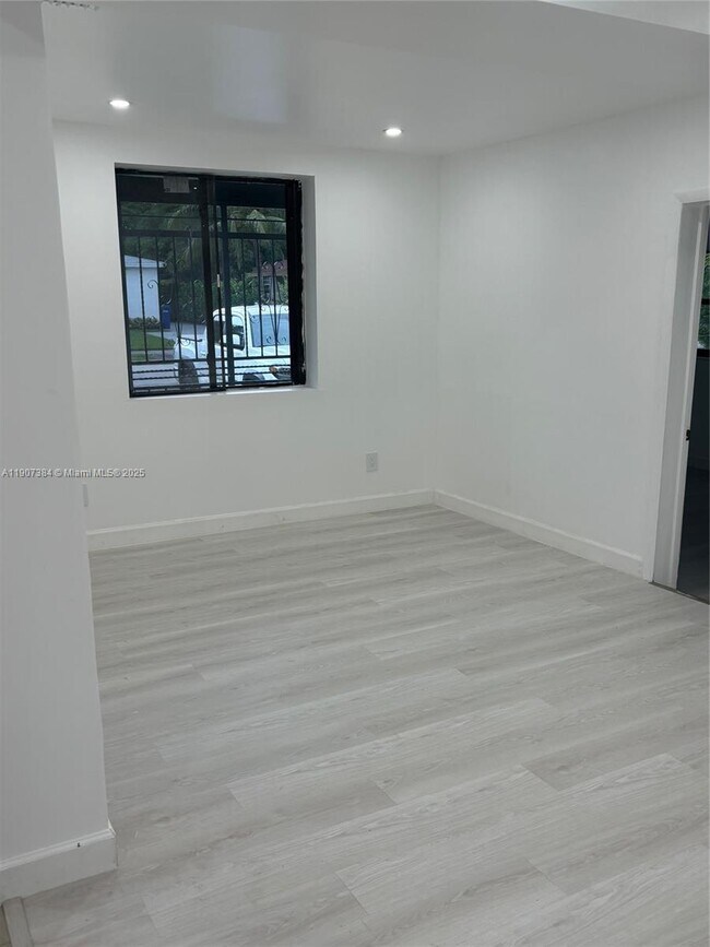 Building Photo - 631 NE 171 St