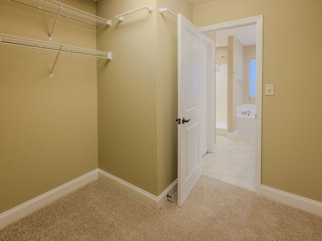 Building Photo - Knoxville 37931 - 4 bedroom 2.5 bath - call Ryan Fogarty 865-333-4840