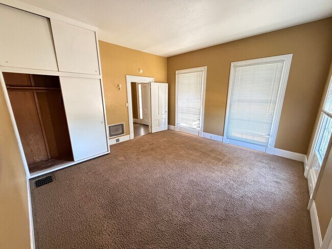 Building Photo - Large 5-6 Bedroom 2 Bath country home