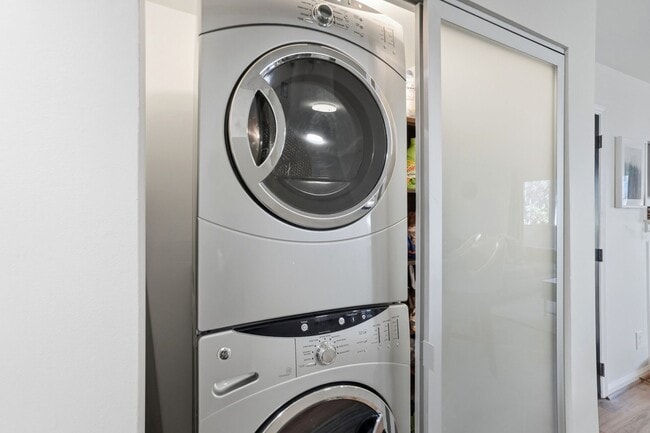 Building Photo - Uptown Living • Prime Location • City Views