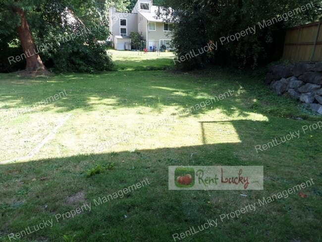 Building Photo - Super-Cute 2 Bedroom, 2 Bath Duplex in Unbeatable Location in Bellevue!!