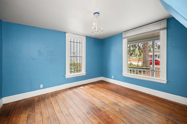 Building Photo - Centrally Located Home With Unbelievable C...