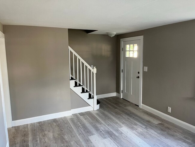 Building Photo - Fully Remodeled Cape Style Home in Manchester, CT