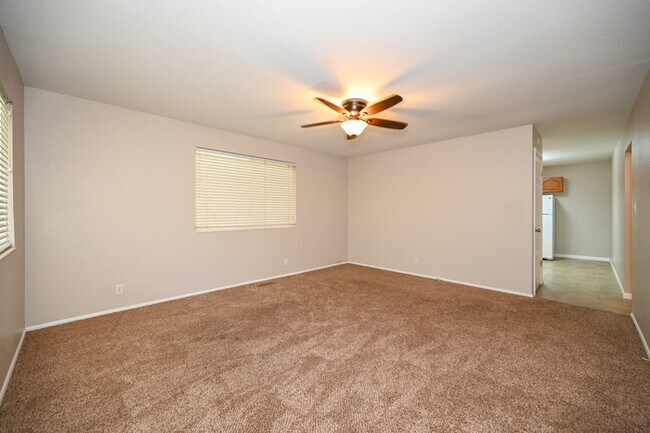 Building Photo - Duplex in Sandy - Available NOW!