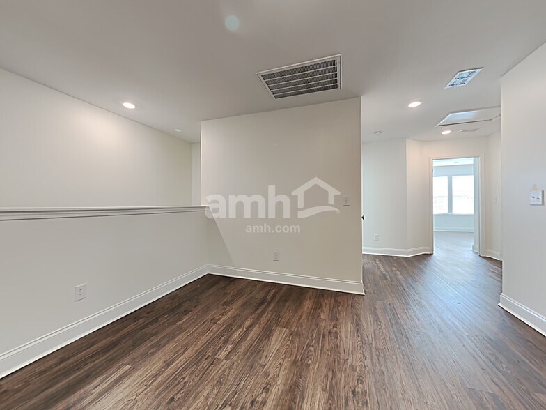 Building Photo - 320 Azore Way