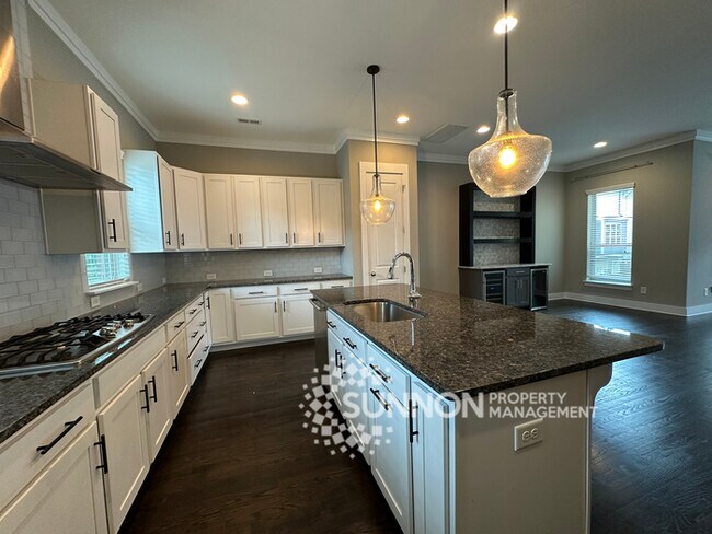 Building Photo - Beautiful 3-Story Townhome in the Heart of...