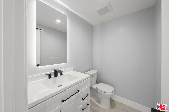 Building Photo - 441 N Oakhurst Dr