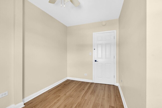 Building Photo - 3056 N Drake Ave