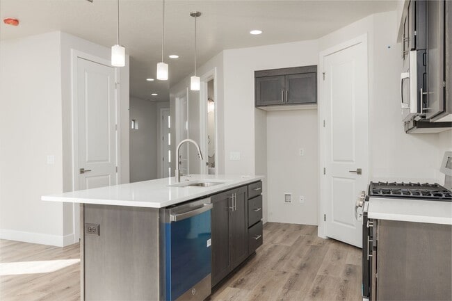 Building Photo - Pet Friendly! - Charming 3 Bedroom Townhome