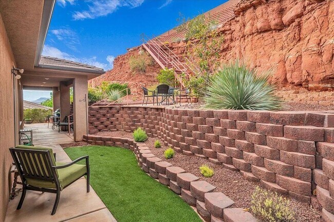 Building Photo - Single Level 3 Bedroom Home with Red Rock ...