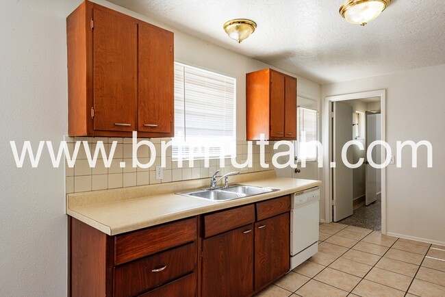 Building Photo - 646 E 5640 S