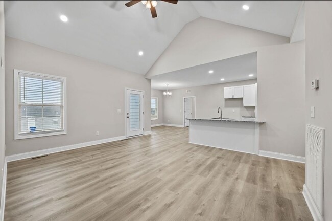 Building Photo - 1112 Andover Dr