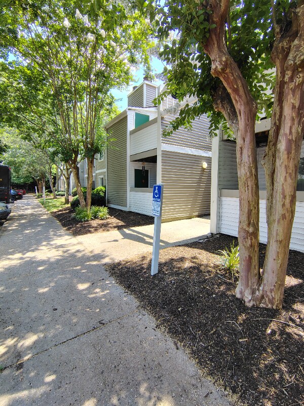 Building Photo - 600 Reusens Rd