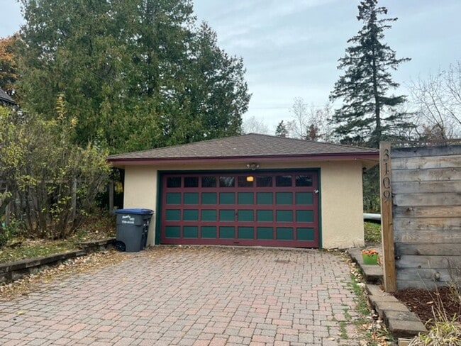 Building Photo - 4 bedroom, 2bath