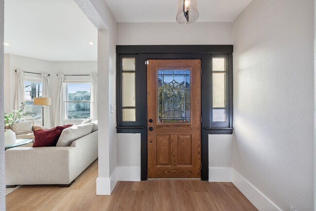 Building Photo - 115 Cuvier St